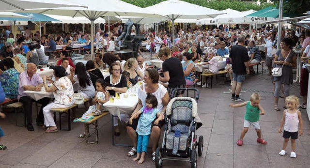 Beste Partystimmung herrschte am Samst...er Sommergarten auf dem Rathausplatz.   | Foto: Dorothee Philipp