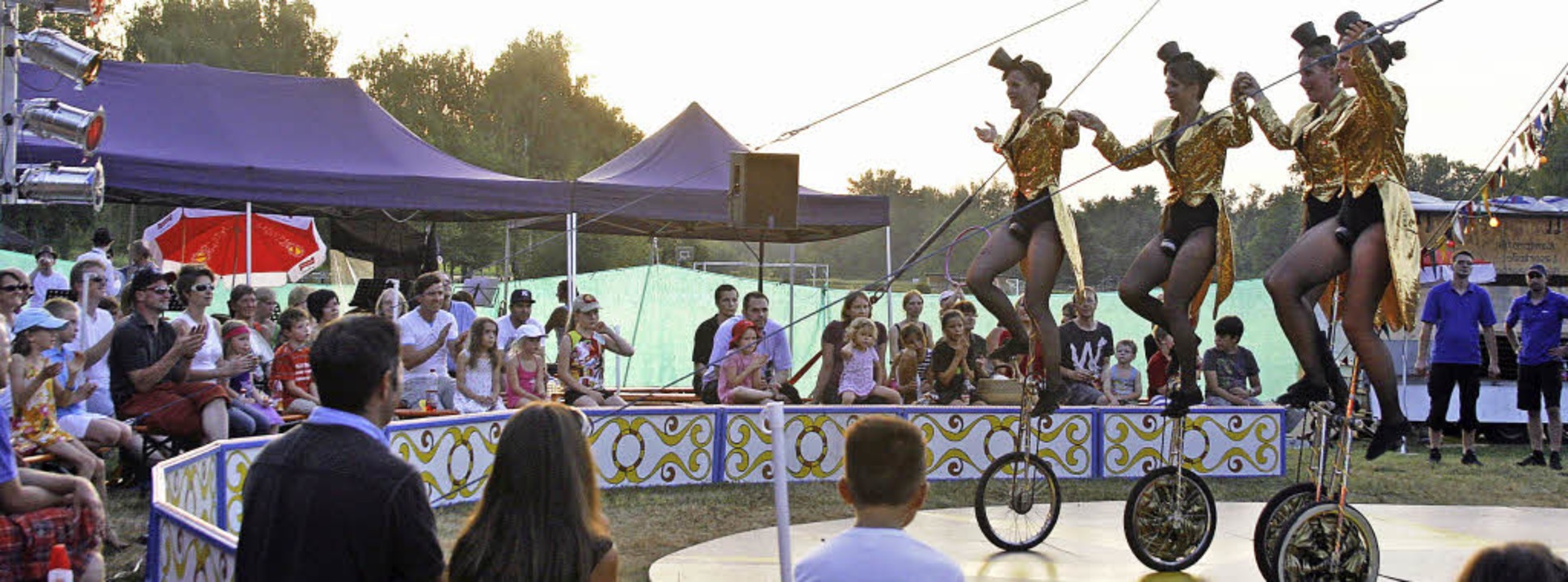 Hoch auf dem Einrad balancierte die Gr...mierenvorstellung des Circus Paletti.   | Foto: Heidi Fössel