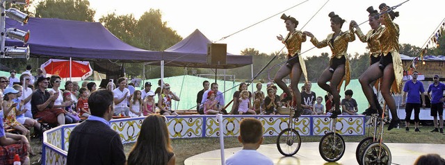 Hoch auf dem Einrad balancierte die Gr...mierenvorstellung des Circus Paletti.   | Foto: Heidi Fssel