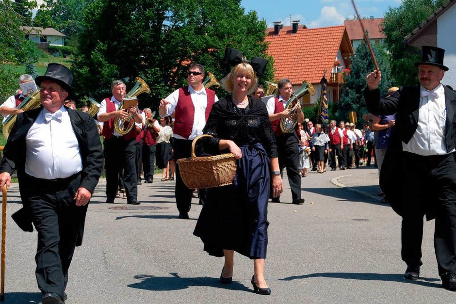Umzug 900 Jahre Gresgen. Vorne rechts Ortsvorsteher Peter Eichin , links Erwin Vollmer vom Dorfverschönerungsverein. (Foto: Edgar Steinfelder) Umzug 900 Jahre Gresgen. Vorne rechts Ortsvorsteher Peter Eichin , links Erwin Vollmer vom Dorfverschönerungsverein. (Foto: Edgar Steinfelder)