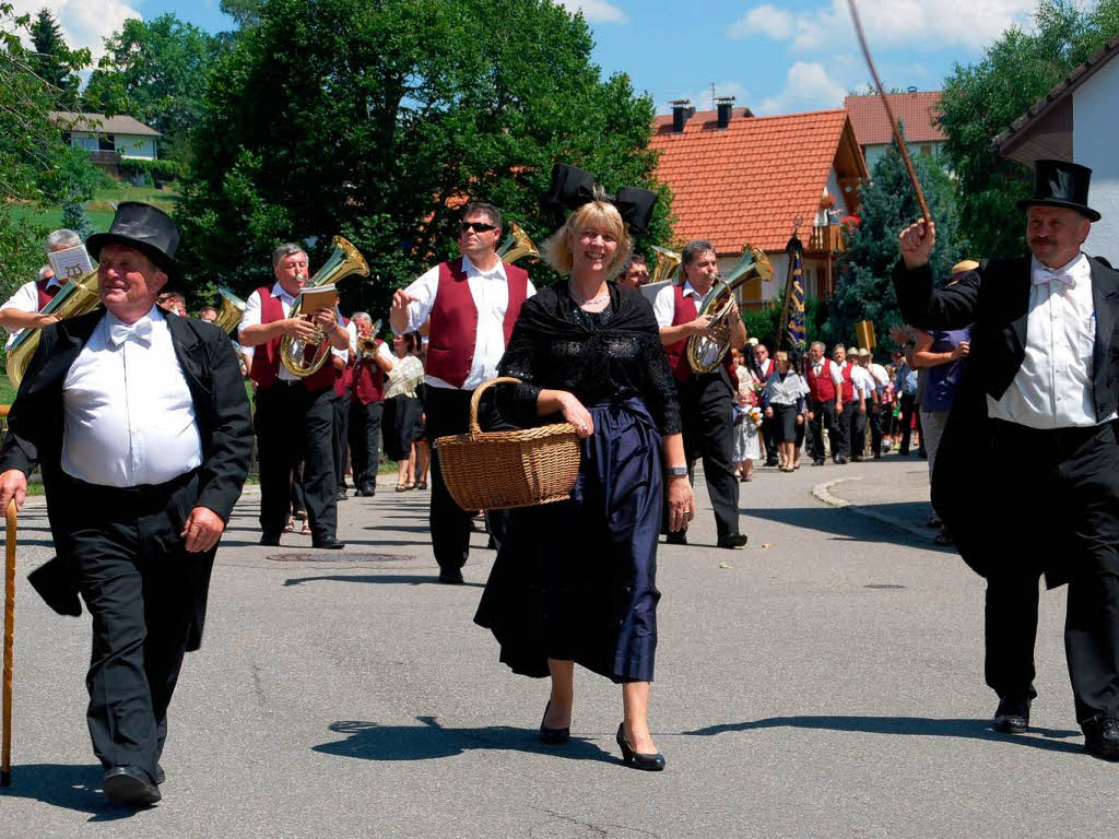 Umzug 900 Jahre Gresgen. Vorne rechts Ortsvorsteher Peter Eichin , links Erwin Vollmer vom Dorfverschnerungsverein.