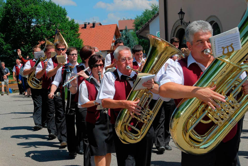 Mit Musik geht’s durchs Dorf.