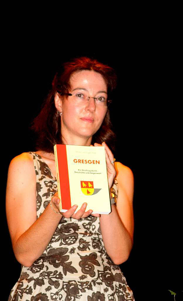 Miriam Kser mit dem neuen Gresgener Buch.