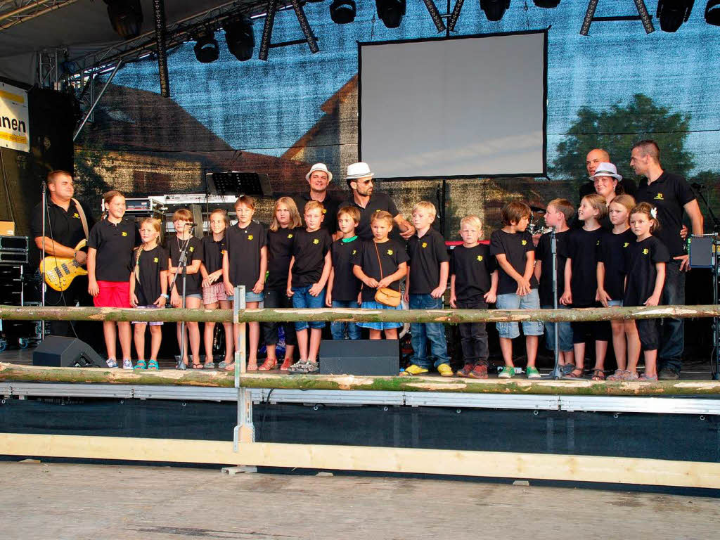 Abschiedskonzert der Just-Listen-Band :  Kinder aus Gresgen und Umgebung untersttzten die Band beim Song   „An Tagen wie diesen“.