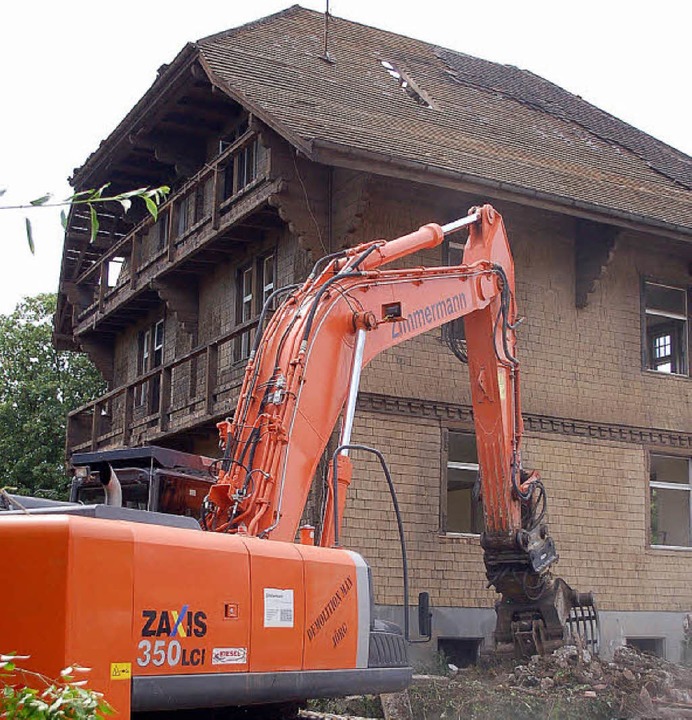 Am Freitag stand es noch, das alte Hol...n fiel es dem Abrissbagger zum Opfer.   | Foto: Hildegard Siebold