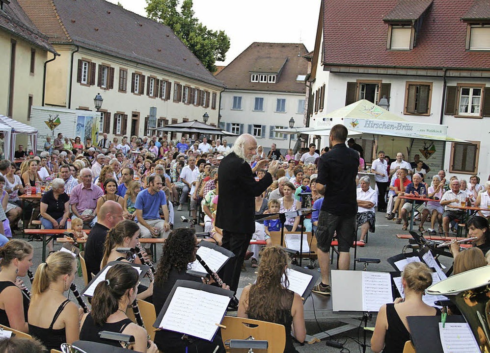 Die Musiker der Stadtmusik Waldkirch g...m Platz vor der St. Margarethen Kirche  | Foto: Karin Heiß