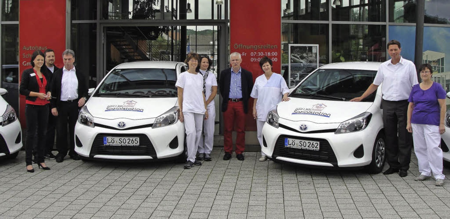 Die vier Mitarbeiterinnen der Sozialst...ni) in die neuen Fahrzeuge einweisen.   | Foto: Privat