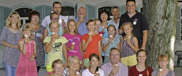 Bringt Eis mit: Brgermeister Huber (v...on rechts) bei den Tschernobylkindern   | Foto: Ounas-Krusel