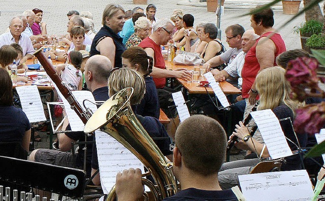 Bei Grillwurst und Wein genossen die B...n-Kirchen jngst auf dem Rathausplatz.  | Foto: cremer