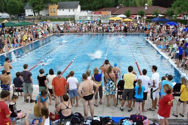 SV Kirchzarten lud zur Schwimmnacht und 2000 Besucher kamen