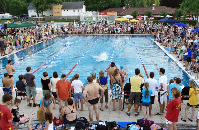 Dicht gedrngt standen die  Besucher u...ecken  und feuerten die Schwimmer an.   | Foto: Wolf-Wilhelm Adam