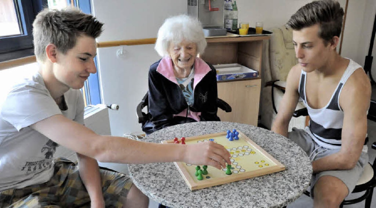 Es macht der 92-jährigen Maria Burckha...d Aufmerksamkeit geschenkt zu bekommen  | Foto: Markus Zimmermann               