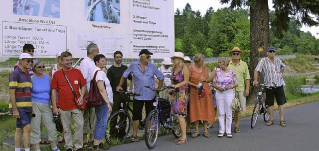 Sozialdemokraten aus Lrrach und Weil beim Baustellenschild der Zollfreien   | Foto: Thomas Loisl Mink