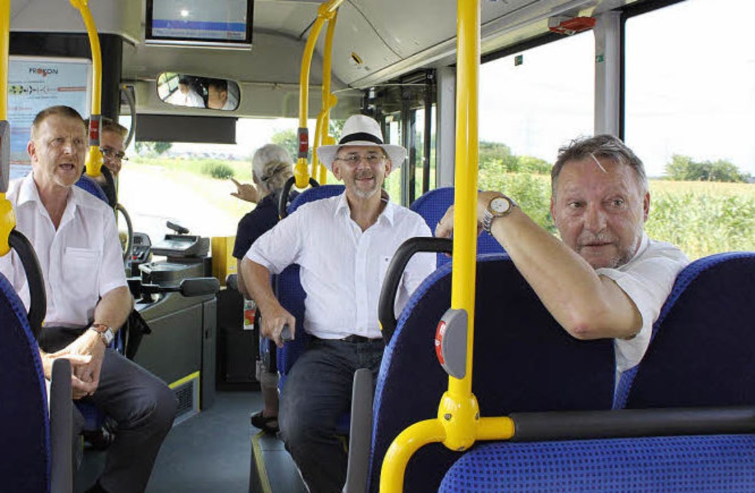 Bei der ersten Fahrt mit der neu einge...Fix und Bürgermeister Günter Gorecky.   | Foto: Adelbert Mutz