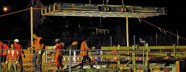 An der Baustelle der Fugngerunterfh...Mitternacht aus dem Gleisbett gehoben.  | Foto: Rolf Reimann