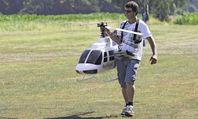 Rino Meier (MFG Kssaburg) trgt seine...binen-Helikopter an die Startposition.  | Foto: Neubert