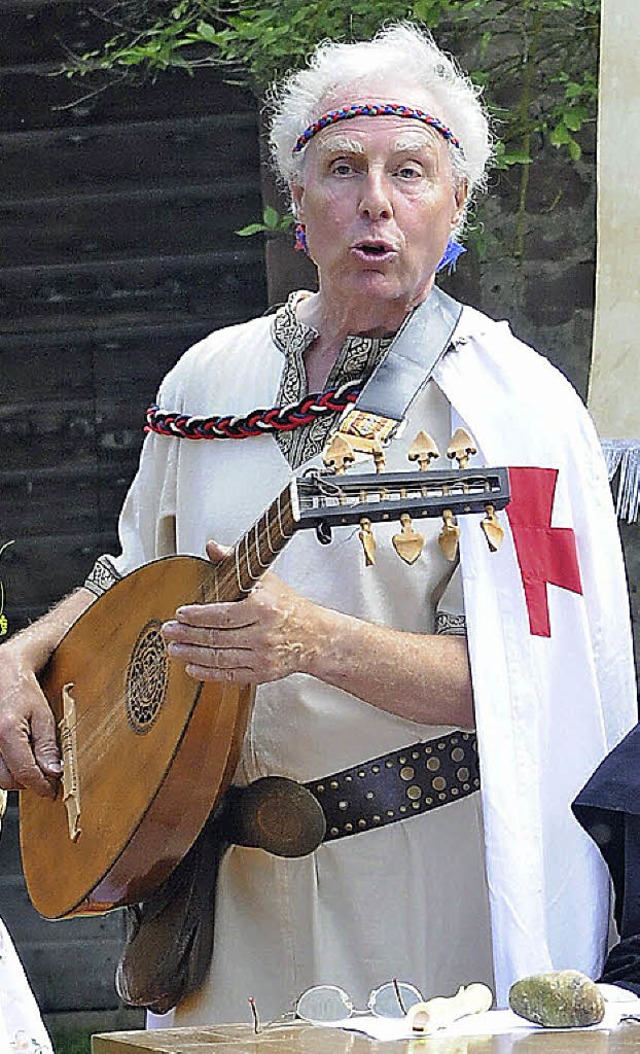 Jrgen Seitz mit Laute beim Mittelalterfest auf dem Ottenweier Hof   | Foto: Archiv: W. Knstle