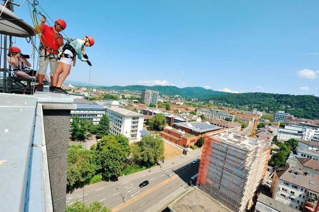 Houserunning in Freiburg: Wagemutige laufen die Wand runter