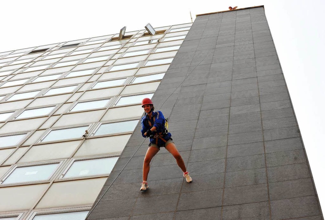 In 42 Metern Höhe  startet der Nervenkitzel: Houserunning an der Bismarckallee.   | Foto: Rita Eggstein