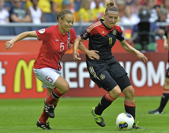 Siegtorschtzin Anja Mittag (rechts) i...ll mit der Norwegrin Ingvild Stensland  | Foto: dpa