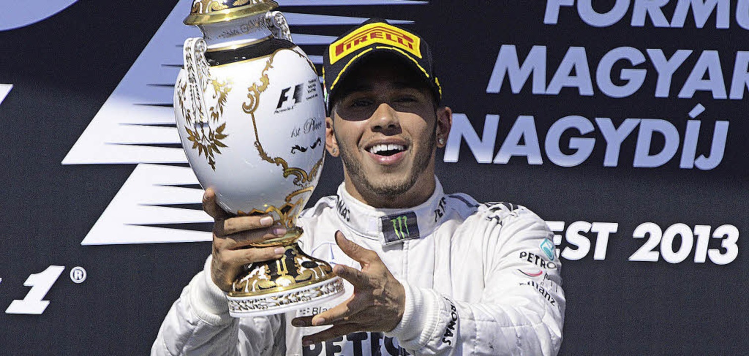 Zeig her den Pokal: Budapest-Gewinner Lewis Hamilton   | Foto: afp