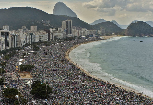 Hunderttausende Menschen nehmen an der...es Weltjugendtages in Brasilien teil.   | Foto: AFP