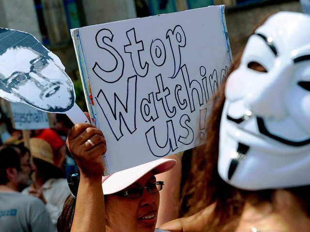 &#8222;Stop watching us&#8220; &#8211;...to der Demonstrationen gegen die  NSA.  | Foto: dpa