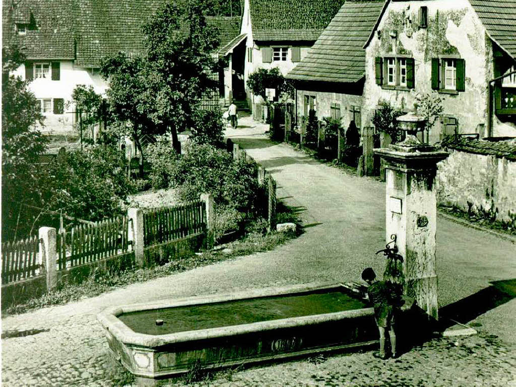 Der Brunnen an der Ecke Khnelgasse/Hauptstrae: Frher fhrten die Wege links und rechts am Brunnen vorbei.