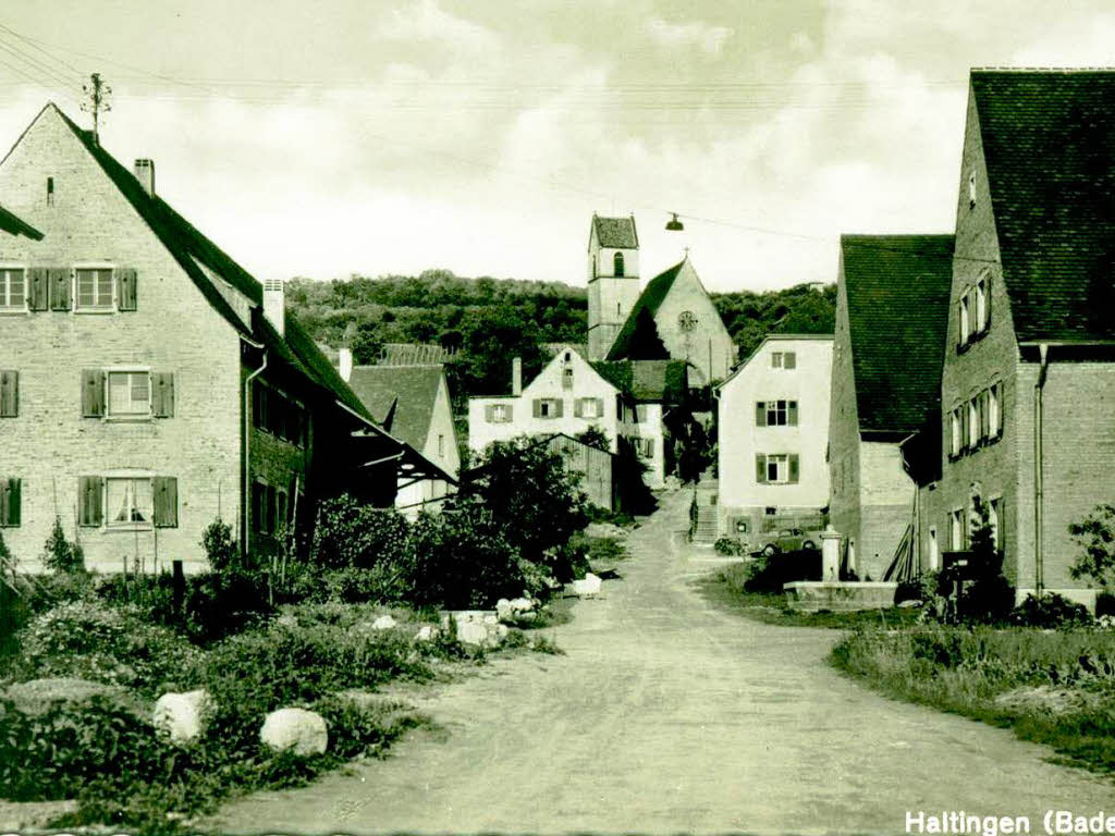 Die Kirche St. Georg: Weithin sichtbar thront sie ber der Haltinger Kirchstrae.