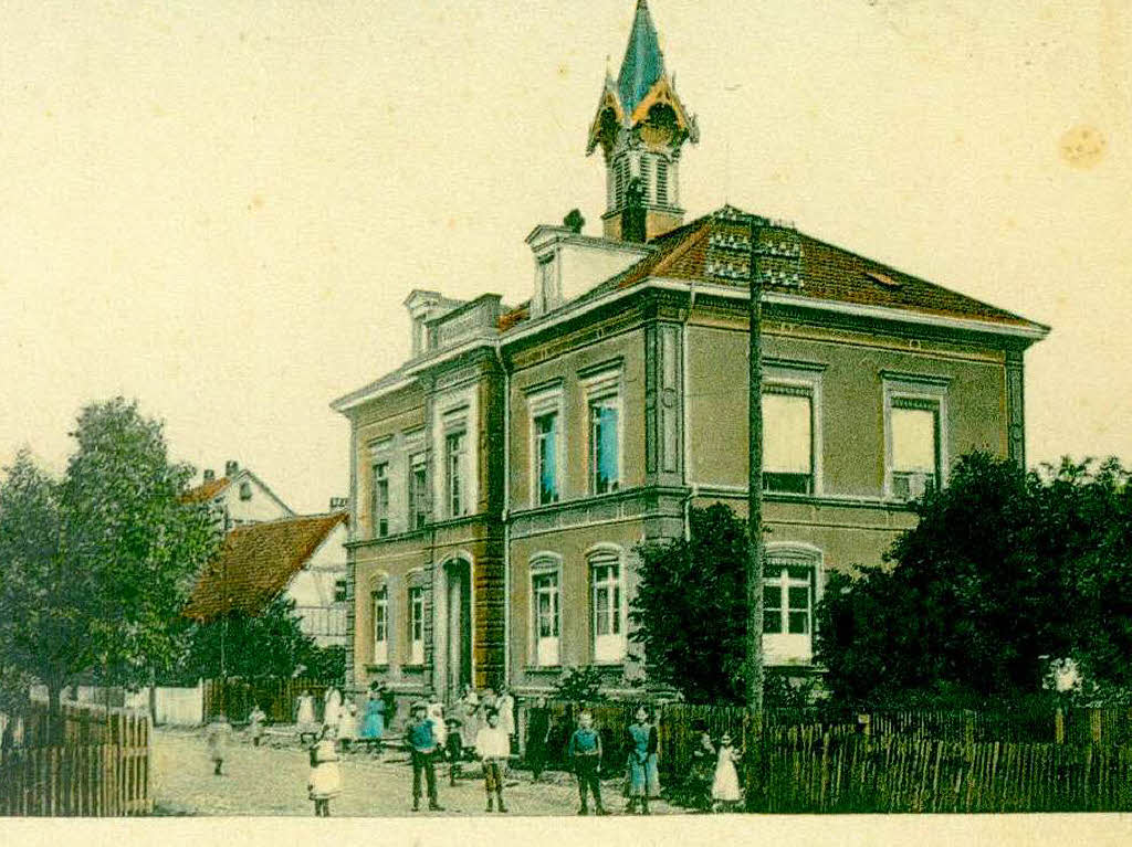 Die Hebelschule: Sie entstand 1880, nachdem das alte Gebude (das heutige Museum am Lindenplatz) zu klein geworden war.