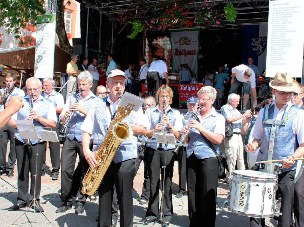 Die Stadtmusik haute auch bei der 30. Erffnung des Schlossfestes krftig auf die Pauke.