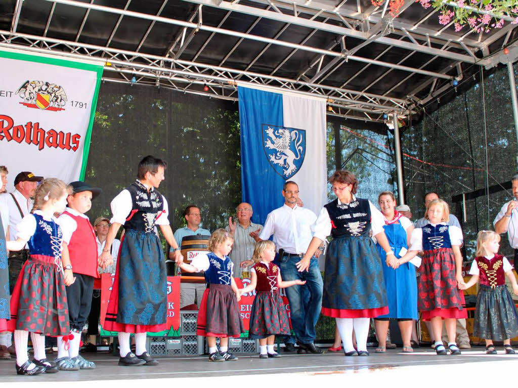 Der Heimat- und Trachtenverein demonstrierte anlsslich der Festerffnung seine jngsten Nachwuchstalente.