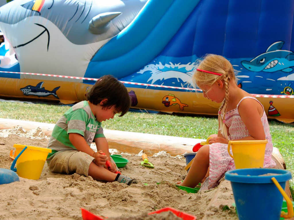 Da ist die Welt noch in Ordnung: bei Kaiserwetter im riesigen Sandkasten.