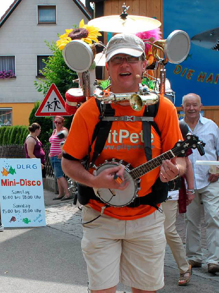 Die One-man-band Pit Pete kommt einer eierlegenden Wollmilchsau gleich und belustigte am Sonntag das Publikum beim Schlossfest.