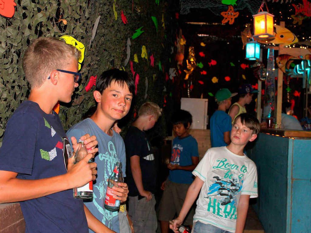 In der Mini-Disco der DLRG konnten diese Jungs schon mal ben, wie sich's zu coolen Drinks abrocken lsst.