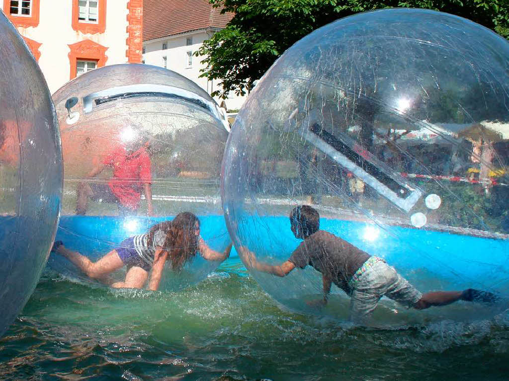 Trockenen Fues konnte man in diesen berdimensionalen Seifenblasen Spa im khlen Nass genieen. Fr Leute mit Klaustrophobie ist dieses Vergngen wahrscheinlich eher weniger geeignet.