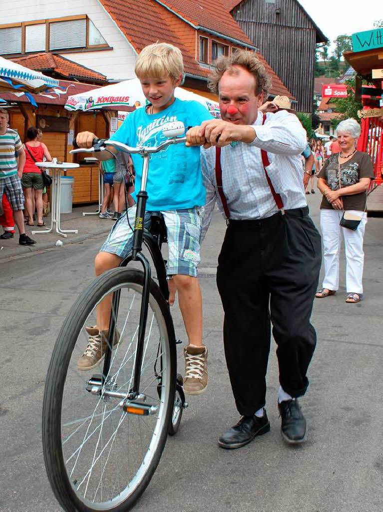 Clown Willi gab gut auf seine Fahrgste acht, die sein XXL-Fahrrad testeten.