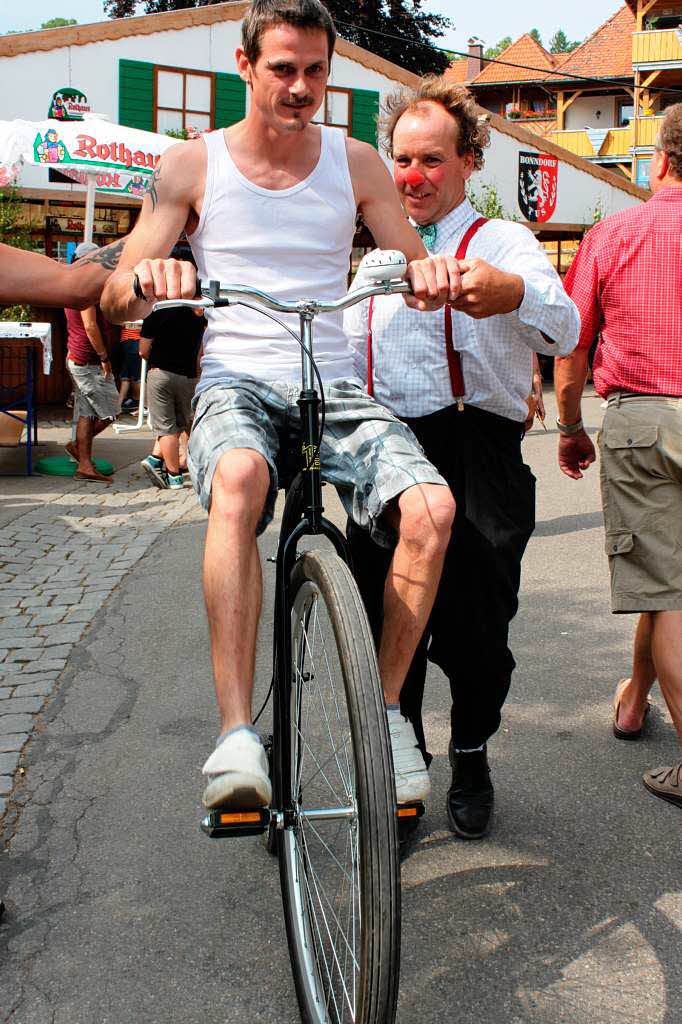 Clown Willi gab gut auf seine Fahrgste acht, die sein XXL-Fahrrad testeten.