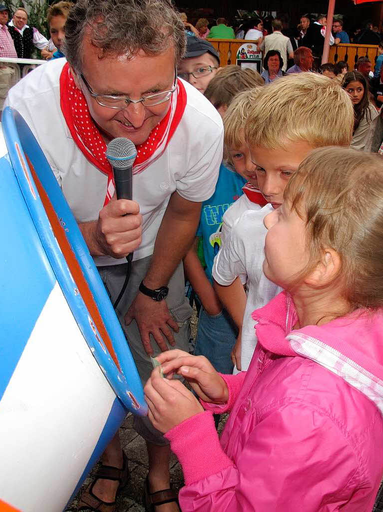 Glcksfeen bei der Tombolaziehung.