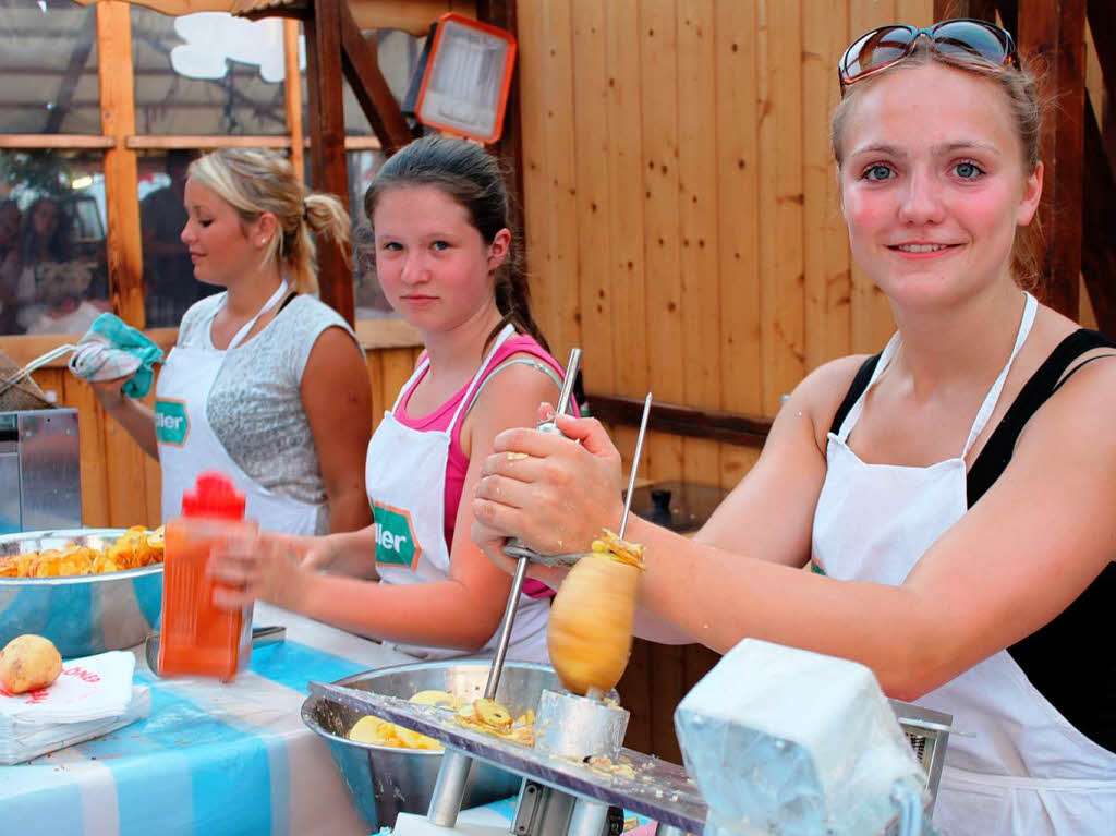 Tolle Mdels bieten beim TuS „tolle Knolle“ an - die leckeren Kartoffeln finden jedenfalls reienden Absatz.