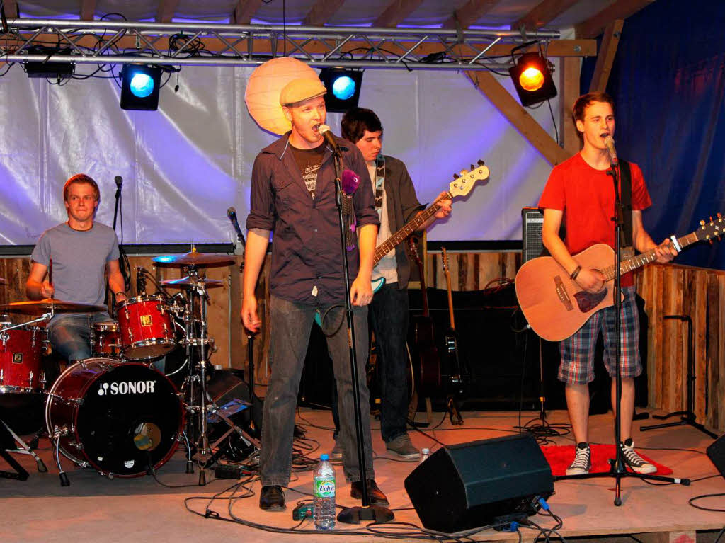 „tough & timid“ heizten auf der Folktreffbhne im Schlosshof als Supportband krftig ein.
