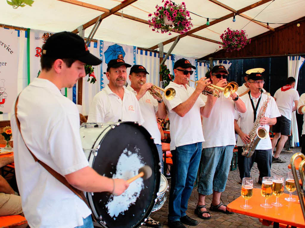 Wandermusiker, wie hier die Immendinger „D'Allfnzig“ sorgten am Sonntag beim Schlossfest  fr beste Stimmung.
