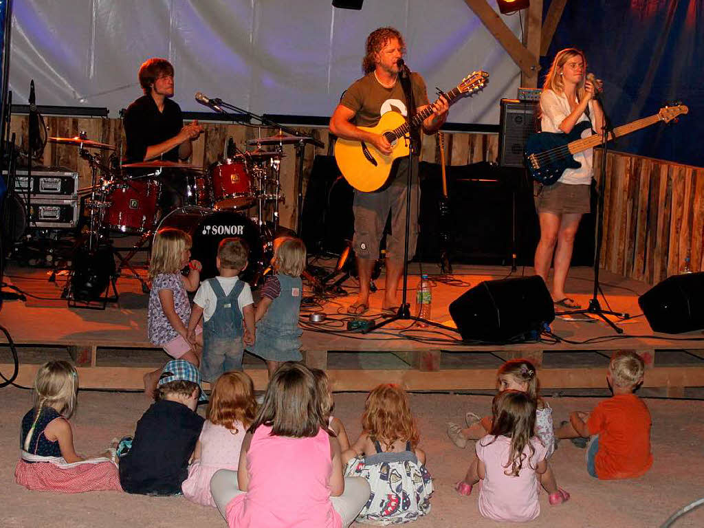 Chris Columbus und seine Band spielten sich auf der Folktreffbhne in die Herzen der Zuhrer und bten auch auf die jngsten Festbesucher eine unwiderstehliche Faszination aus.