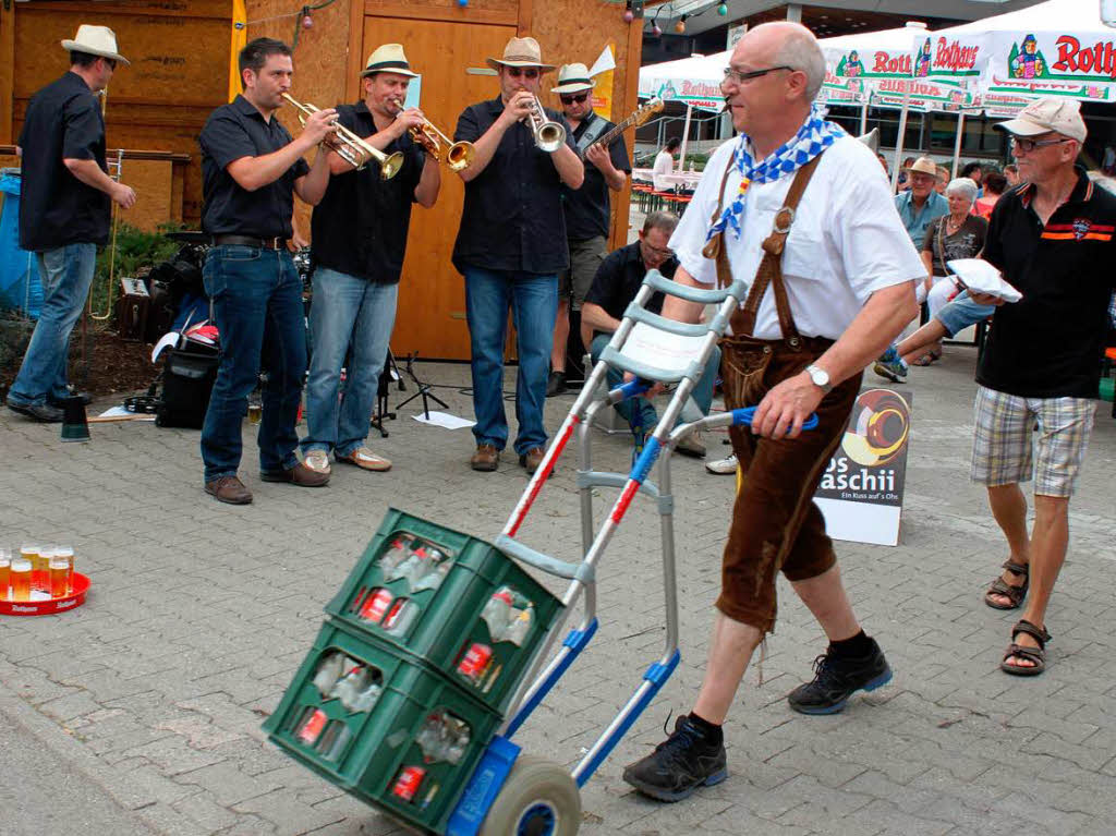 Stadtmusikvorstand Roland Krones schuftete am Sonntag mit seinen Wellendinger Musikerkollegen.