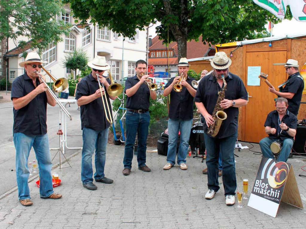 Die Bloosmaschii ist ein Kuss aufs Ohr. Solch einer quietsch eigentlich unanagenehm, derweil die musikalischen Ennewetler mit Dixie, Jazz und Stimmungmusik fr super Unterhaltung  sorgten.