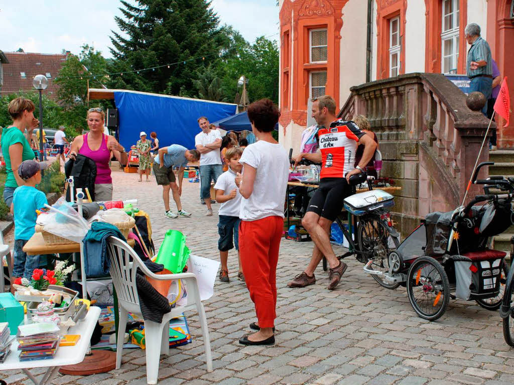 Sogar Tourenradler vom Sdschwarzwaldradweg nutzten die Gelegenheit, beim Flohmarkt im Schlosshof ein Schnppchen zu machen.