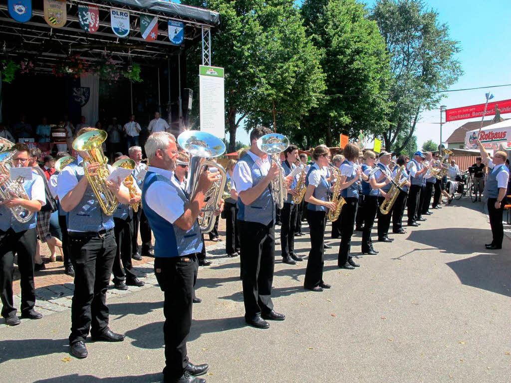 Die Stadtmusik spielte zur Erffnung des Schlossfestes.