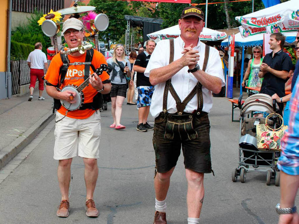 Flake ist von Pit Pete begeistert und geleitet ihn nur allzugerne durch das Festareal.