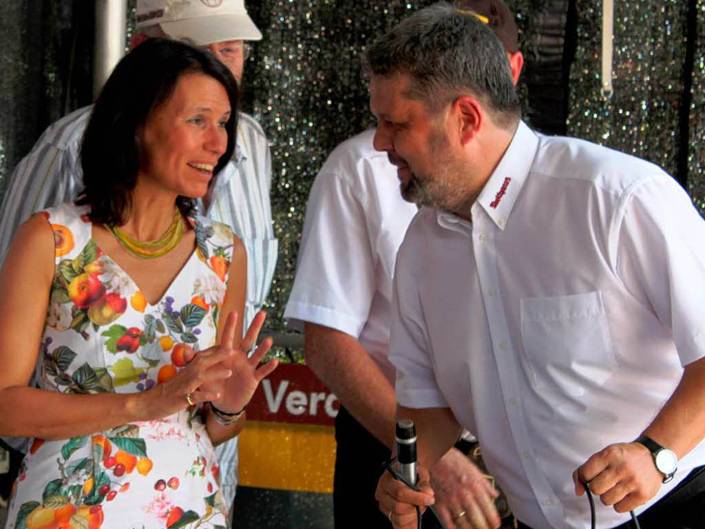 Brgermeister Michael Scharf konnte es sich nicht verkneifen, beim Fassanstich ein bisschen Wahlkampf zu machen. Rita Schwarzelhr-Sutter hatte sichtlich nichts dagegen einzuwenden.