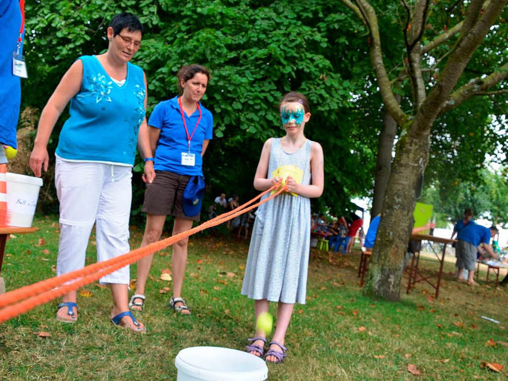 Der Spieleparcours war fr gro und klein ein Spa, auch viele Senioren schauten begeistert den Kindern zu, die sich amsierten